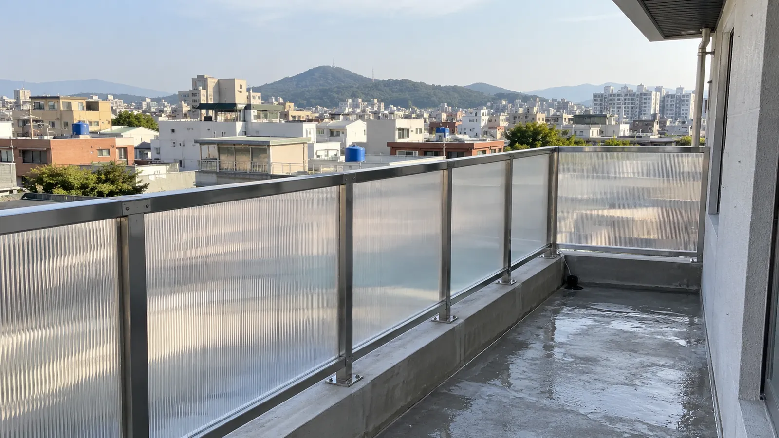 대구 옥상 난간을 겸한 렉산 패널 예시