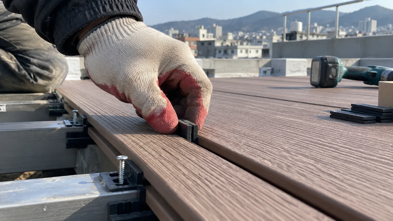 합성데크 상판 사이 간격을 맞춘 근접 예시