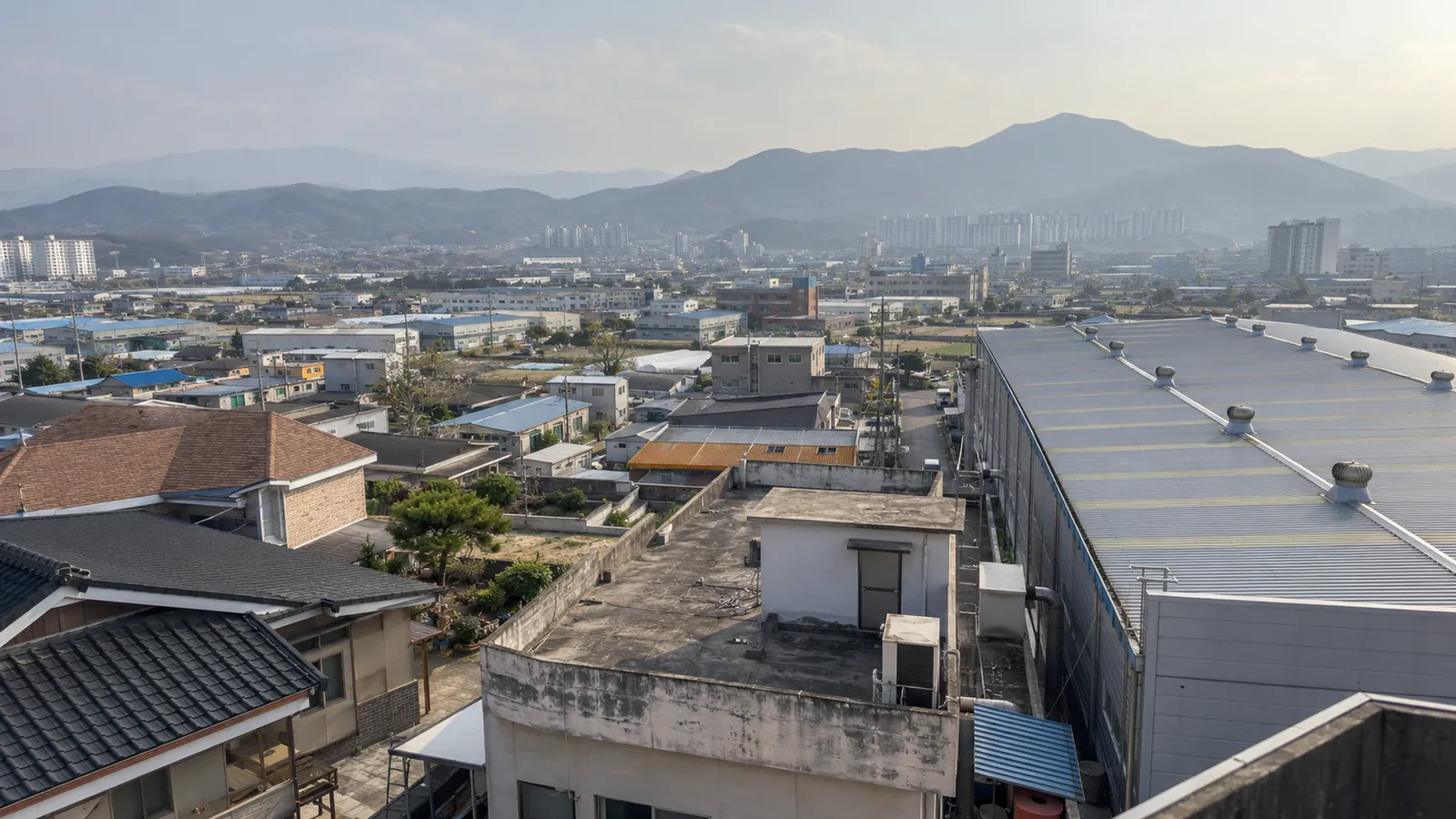 대구 지붕공사 대상 주택·상가·공장 지붕이 섞인 전경 예시